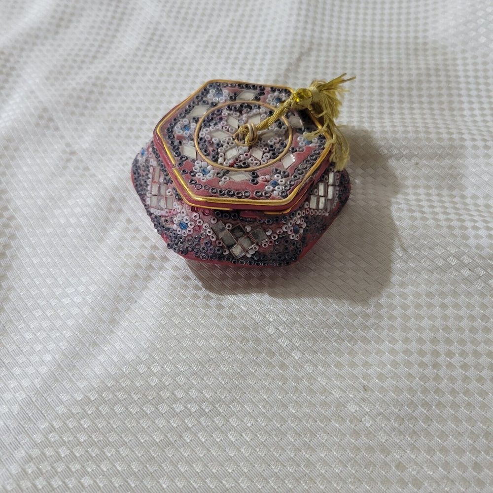 Vintage 1990's Two's‎ Company  embellished Bejeweled Trinket Box India.Jewelry